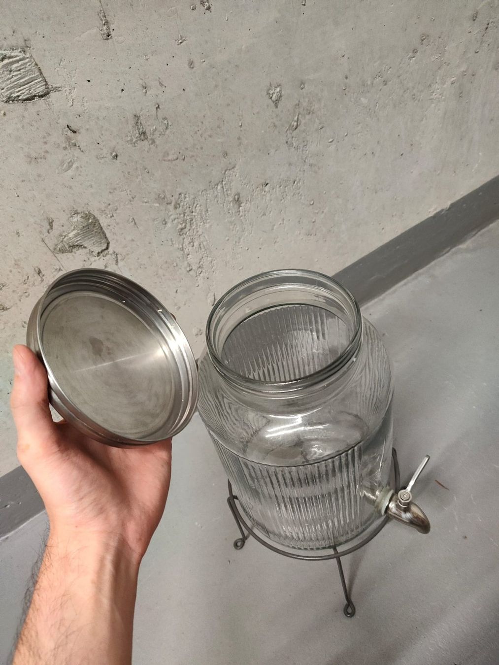 Gläser: Wasserspender mit Zapfhahn und Ständer 5l – Gebraucht aus Olten von Bosko2k 1