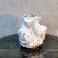 Grand vase tricéphale en porcelaine d'art, d'après le Milon