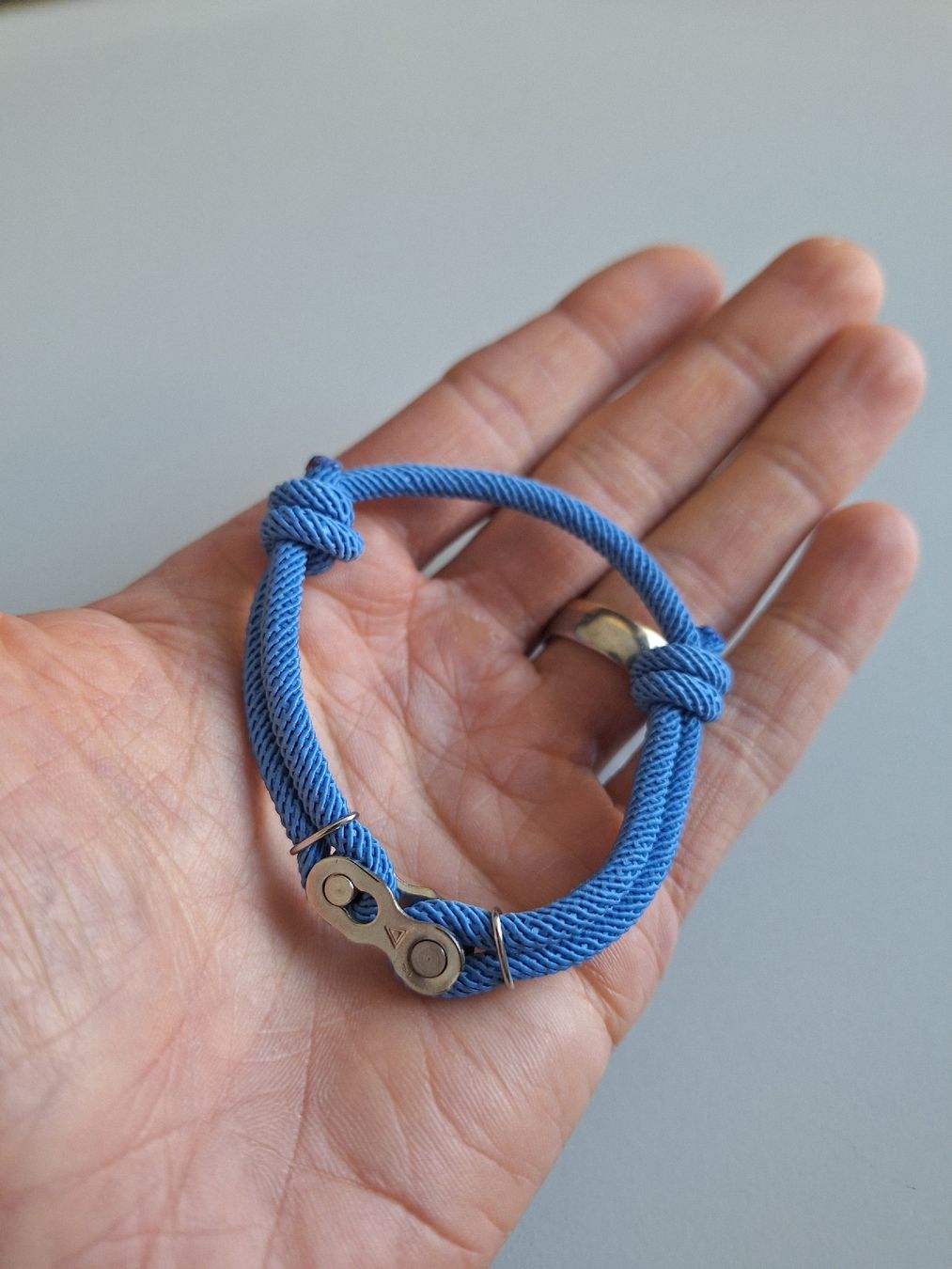 Bracciali & Braccialetti: Armband hellblau mit Kettenschloss – Nuovo e nell'imballaggio originale da Jona venduto da SL95 1