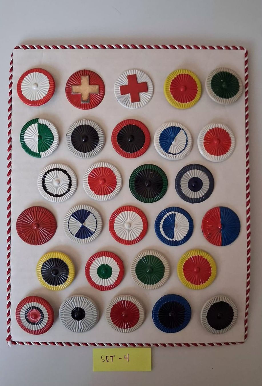 Schweizer Armee Uniformi: Schweizer Kokarden zu Tschako Ord. 1898 Set 4 – Nuovo (secondo la descrizione) da Sonceboz-Sombeval venduto da ant_cd5j