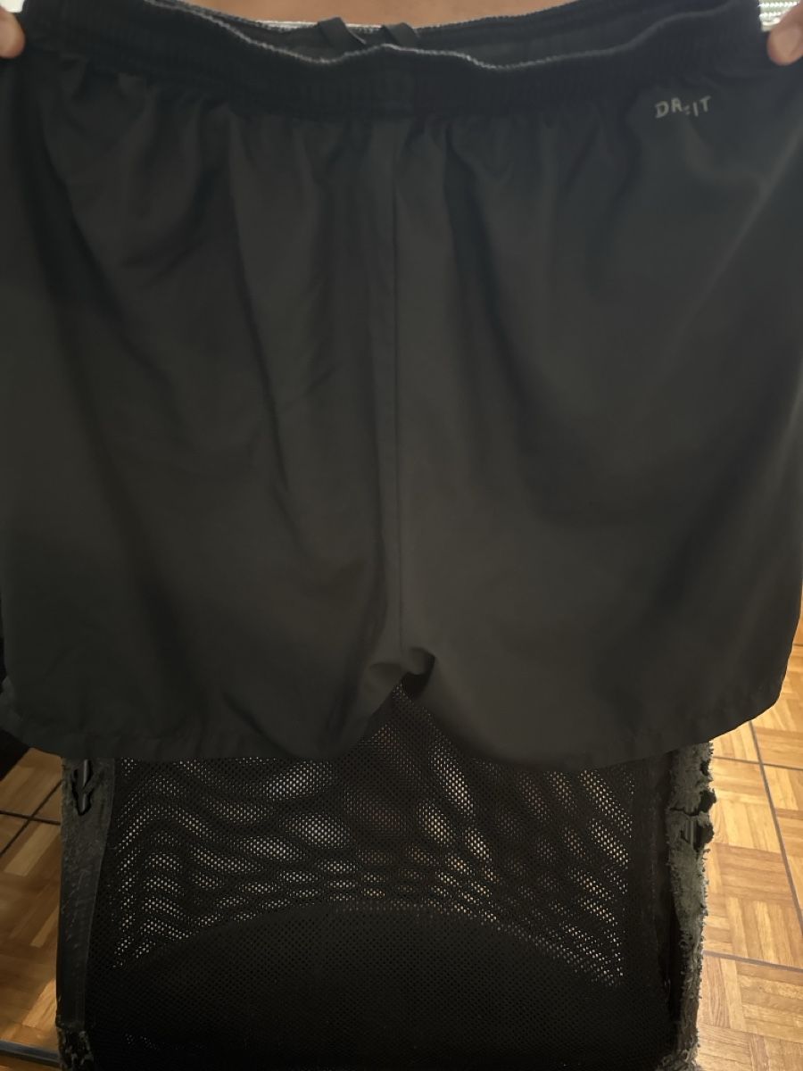 Pantaloni: Short de sport Nike  – Nuovo (secondo la descrizione) da Cartigny venduto da Kelly.11 1