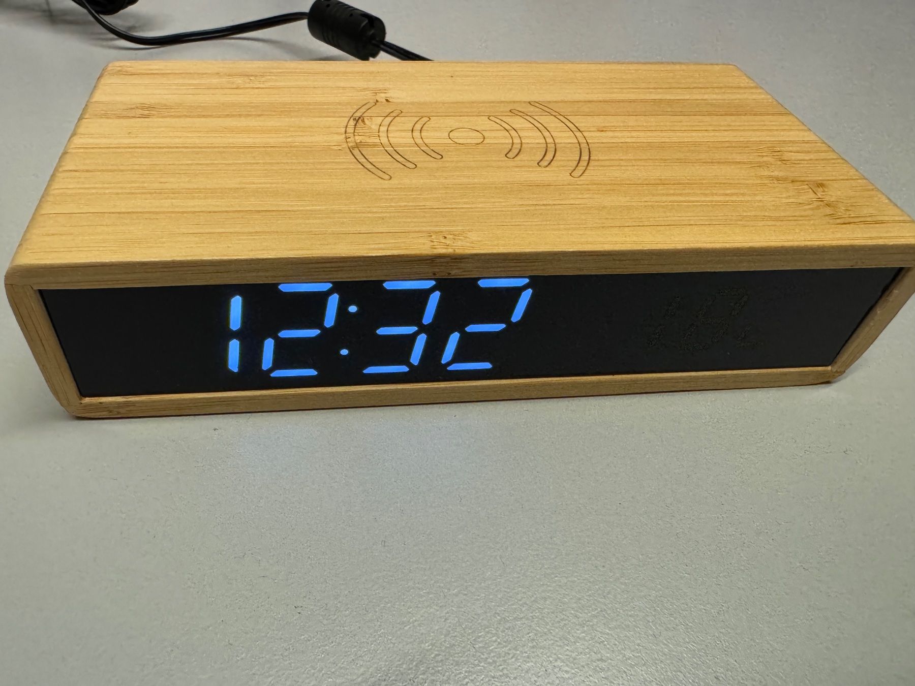 Wecker: Bamboo Wireless Charger und Uhr Wecker – Neu (gemäss Beschreibung) aus Bern von tradestation