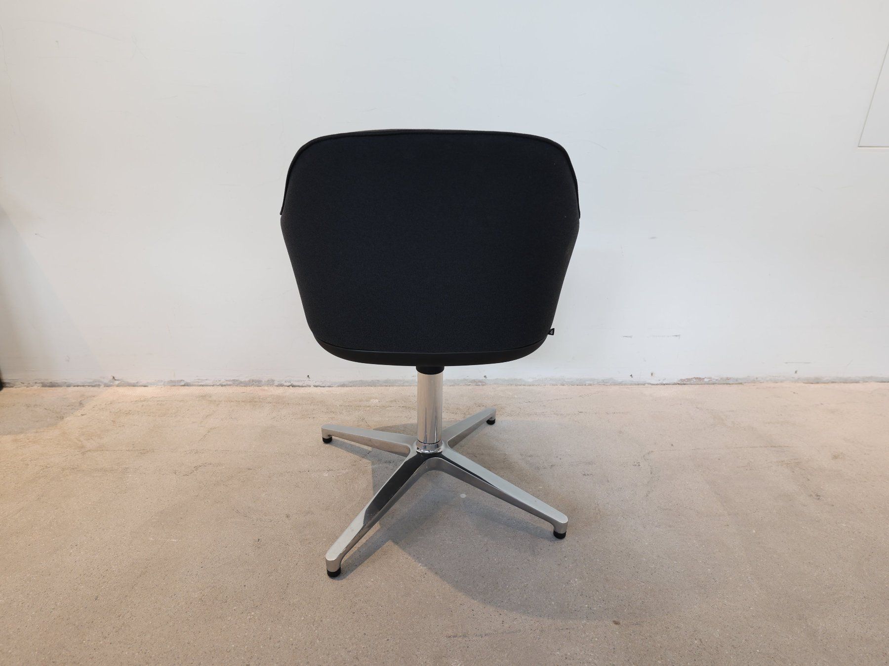 Vitra Poltrone: Vitra Softshell Chair, Vierstern-Untergestell Anthrazit – Usato da Affoltern am Albis venduto da Zapro 3