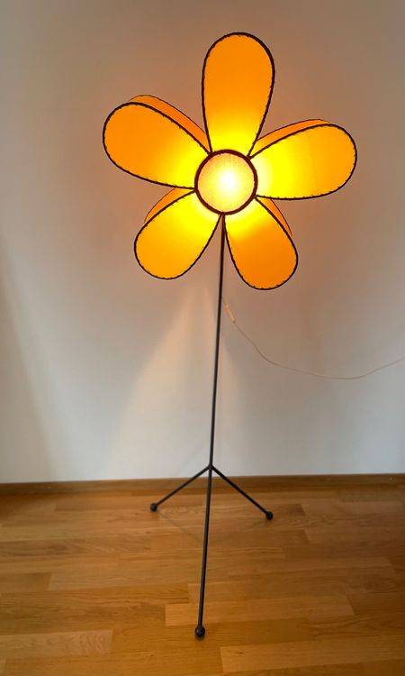 Lampe für Kinderzimmer. Warmes Licht. Form einer Blume.