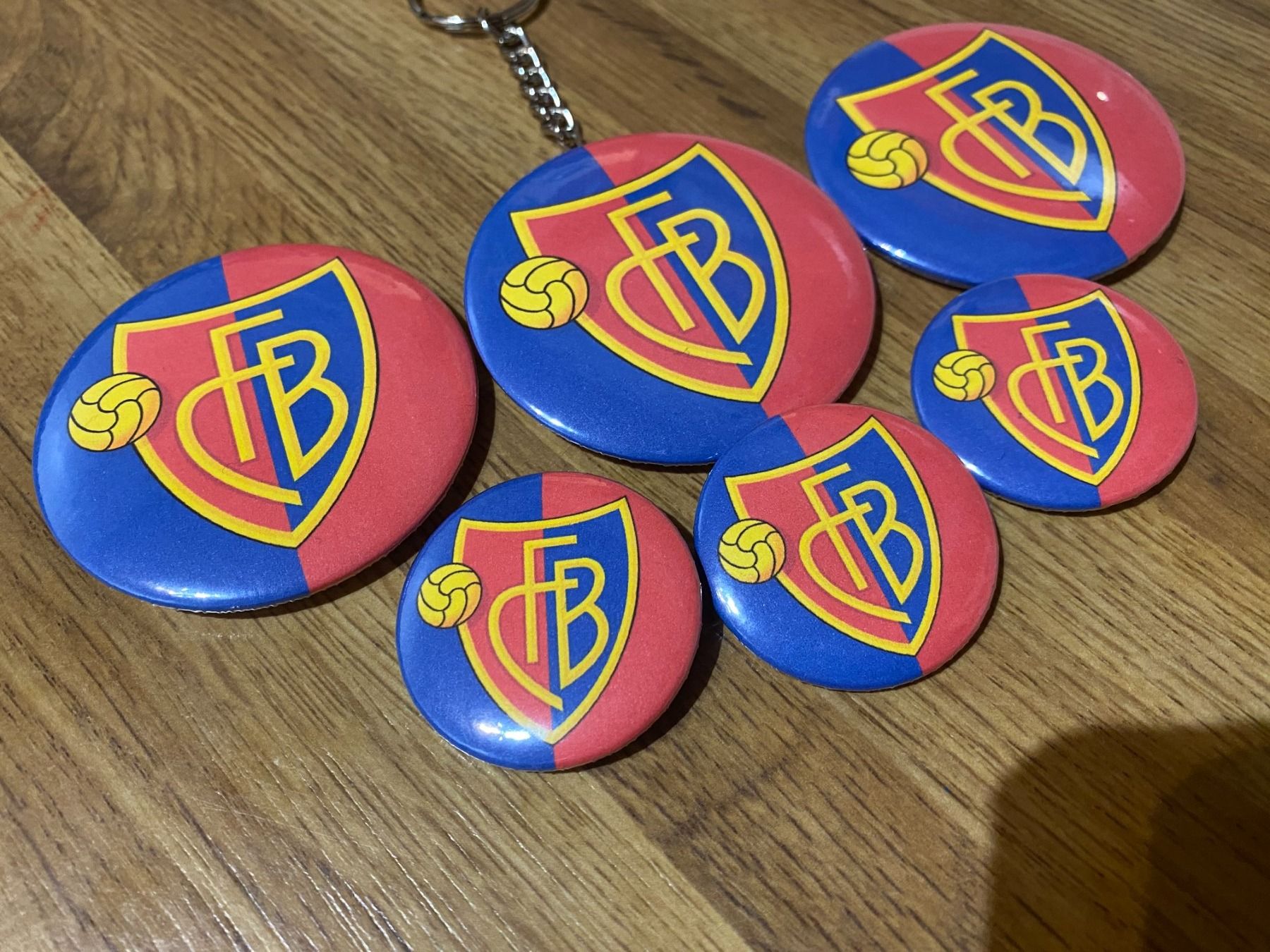 Calamite: FC Basel, Magnet, Anstecker, Flaschenoeffner! – Nuovo (secondo la descrizione) da Basel venduto da FatCatPacksTheRatt 1