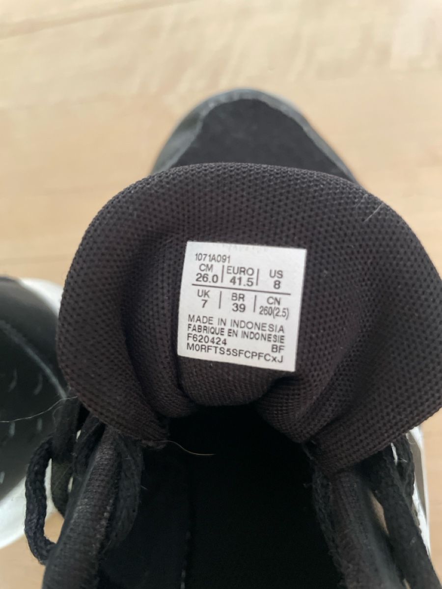 Asics Chaussures hommes: ASICS Hallenschuhe Grösse 41.5 – D'occasion à Muttenz par Fertal 3