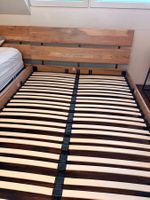 Massives Holzbett mit Stahlbeinen schwarz schwebend