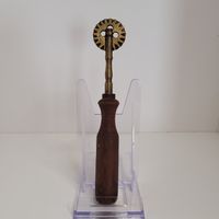 Ancienne roulette à pâte dentelée