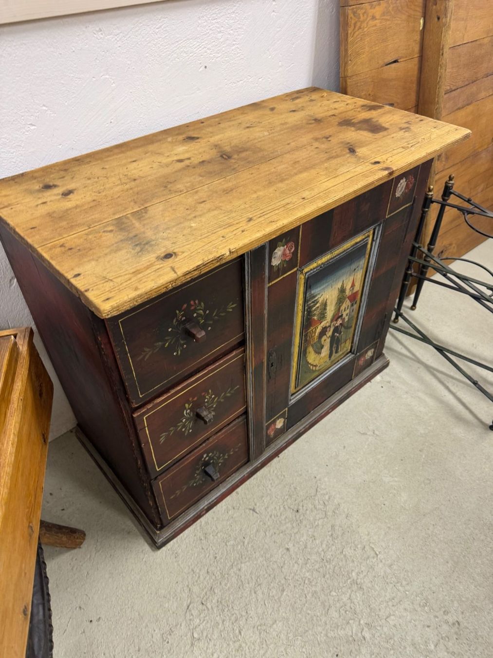 Armadi: Mid-19th Century Hand-Painted Cupboard – Usato da Gsteig b. Gstaad venduto da Auctionly 3