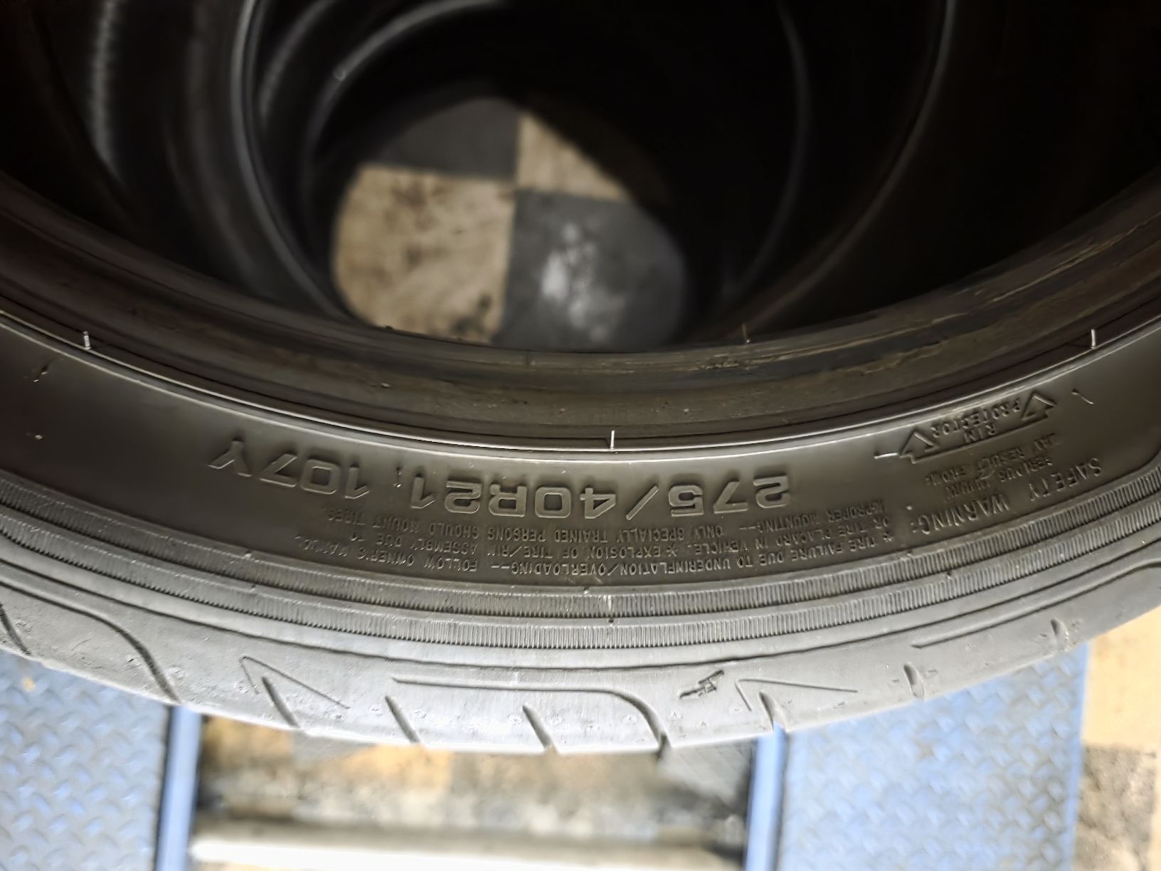 Altro in Scrittura & Disegno: 275/40 R21 – Usato da Vuadens venduto da autosolutionsvuadens