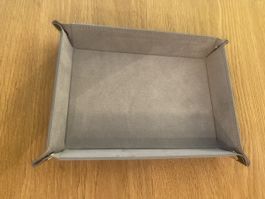Ordnungshelfer: Elegante Tablettablage für Ordnung 