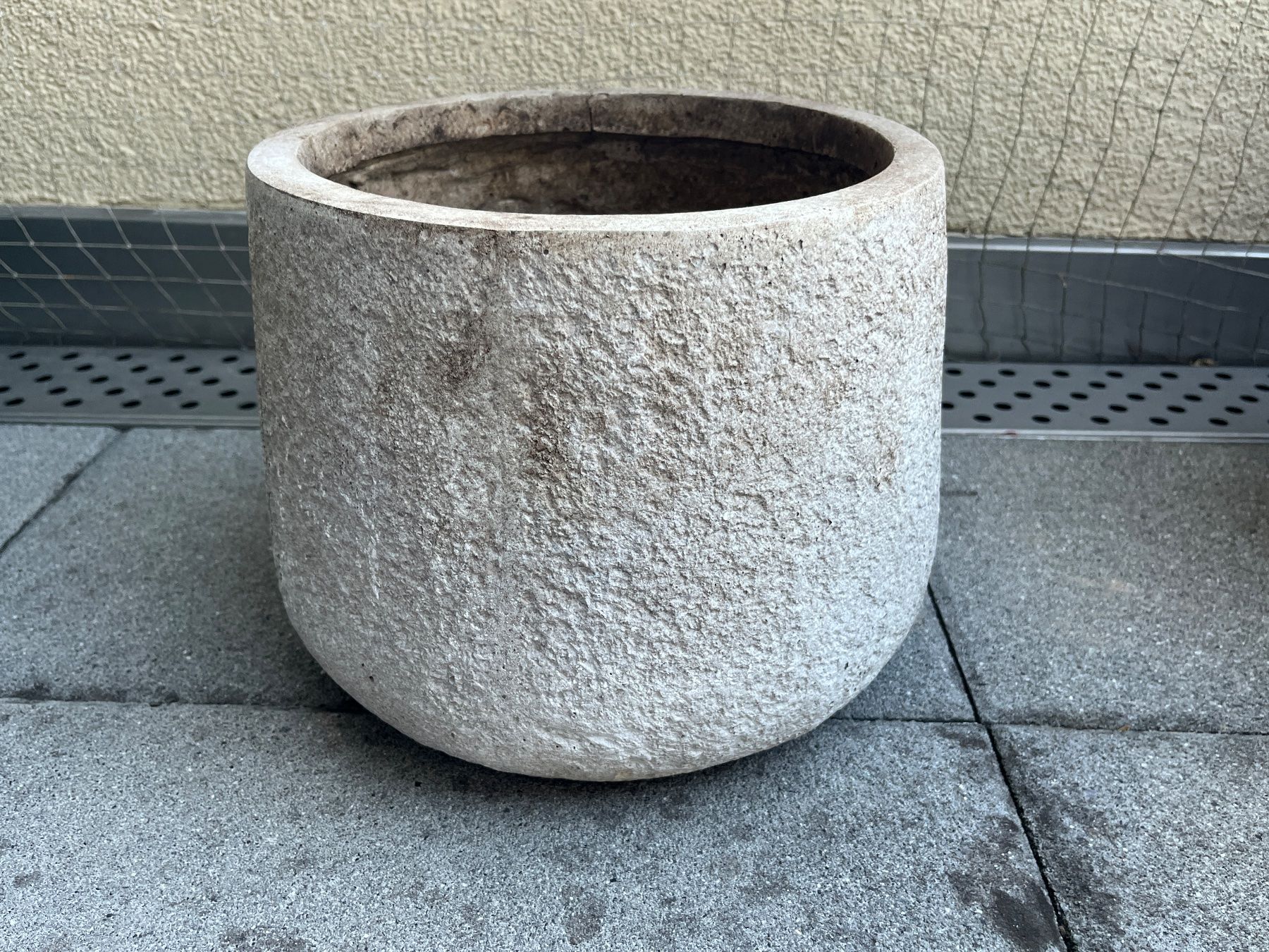 Blumentöpfe: Blumentopf Stein rund guter Zustand – Gebraucht aus Embrach von atma11