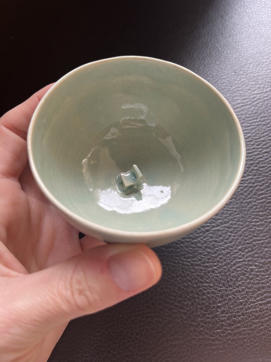 Ciotole: Unique Ceramic bowl/cup with Miniature Chair Inside – Nuovo (secondo la descrizione) da Gandria venduto da mar_5yvs 1