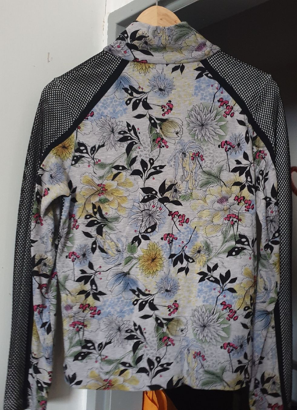 Marc Cain Giacche: Marccain blumiges Jäckchen Gr. 4 – Nuovo (secondo la descrizione) da Frenkendorf venduto da Moon111 1
