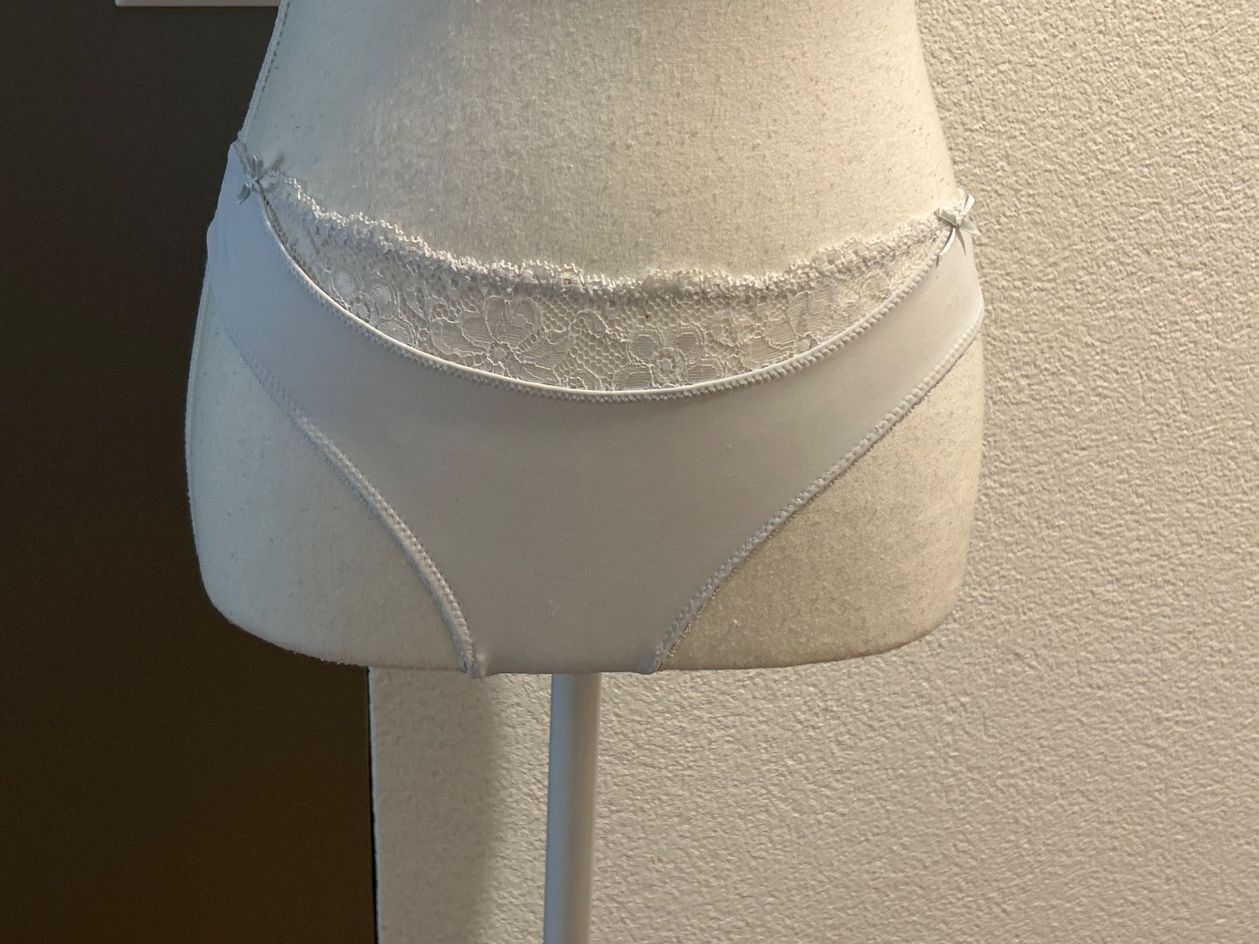 Altra biancheria intima: 2x Damen Slip weiss mit Spitzen – Usato da Brunnen venduto da Nala2929 2