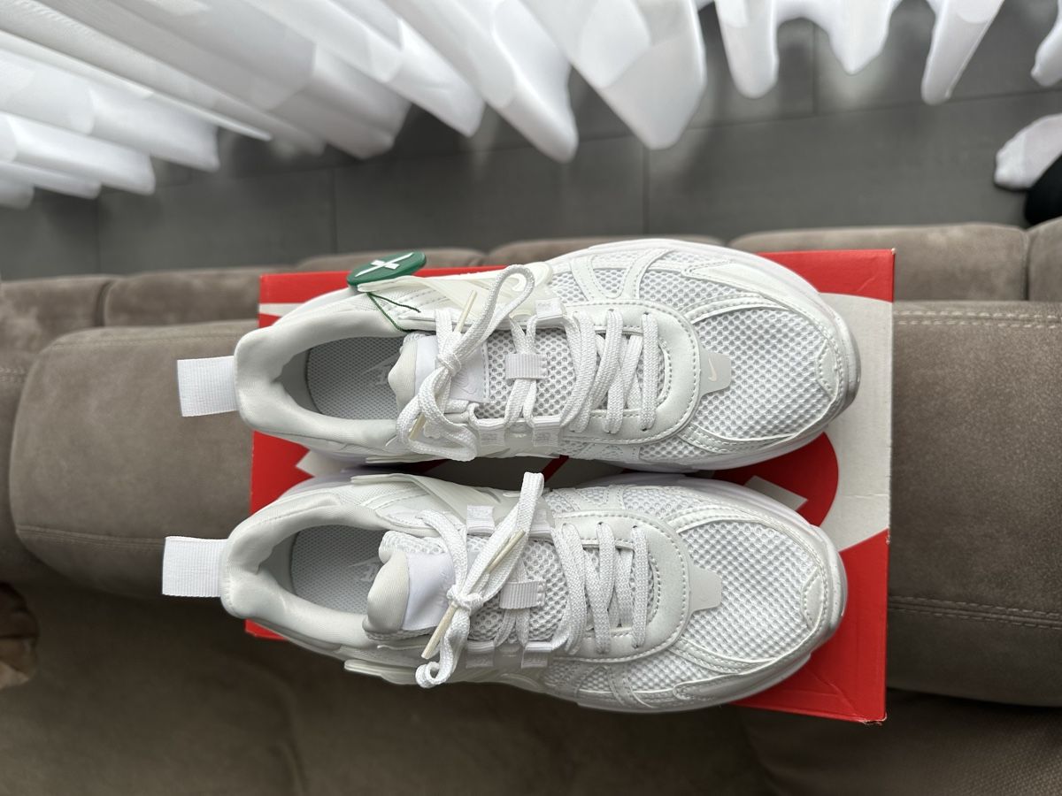 Nike Chaussures femmes: Nike V2K Run Sneaker – Neuf avec emballage d'origine à Kirchdorf AG par lau_s8xg 1