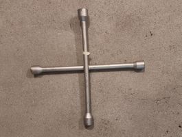 Radkreuz Radschlüssel Auto Werkzeug Metall Silber gebraucht