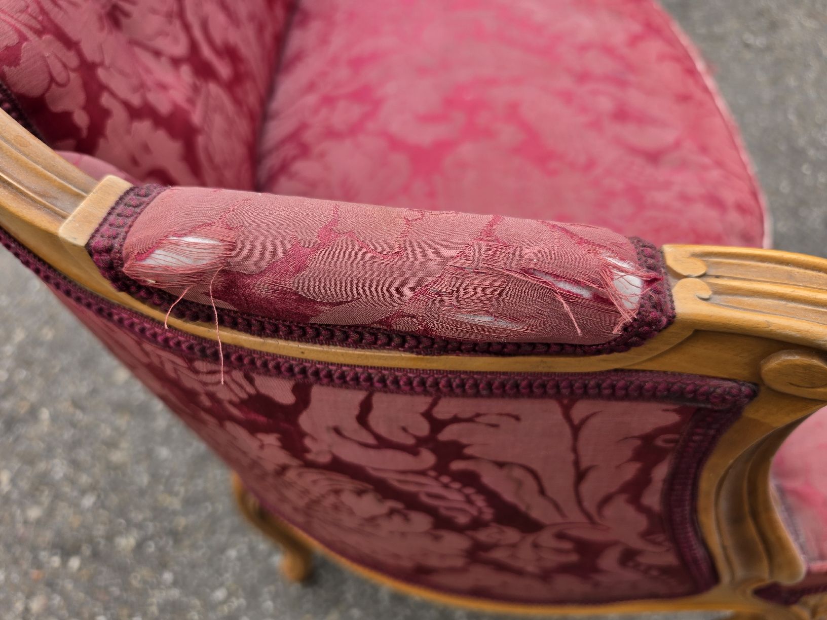 Divani: Restaurationsbedürftiges Sofa, antik, Holzgestell, rot  – Usato da Mettlen venduto da elios0888 4