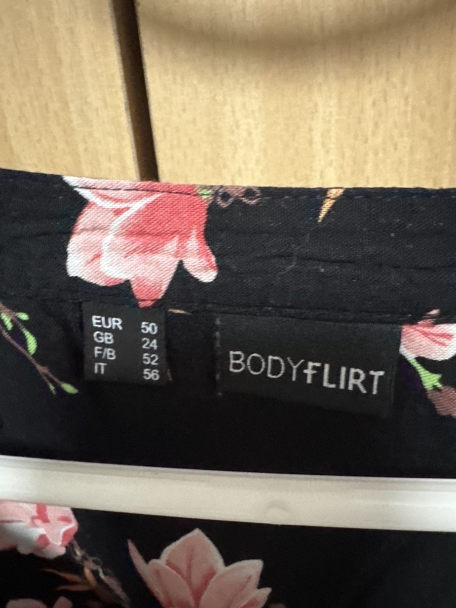 C&A Camicette: Bluse Schwarz mit Blumenmuster, Gr. 50 – Nuovo (secondo la descrizione) da Thun venduto da Vans_98 1
