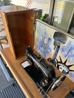 Singer Nähmaschine mit Gusseisen Gestell und Holzhaube