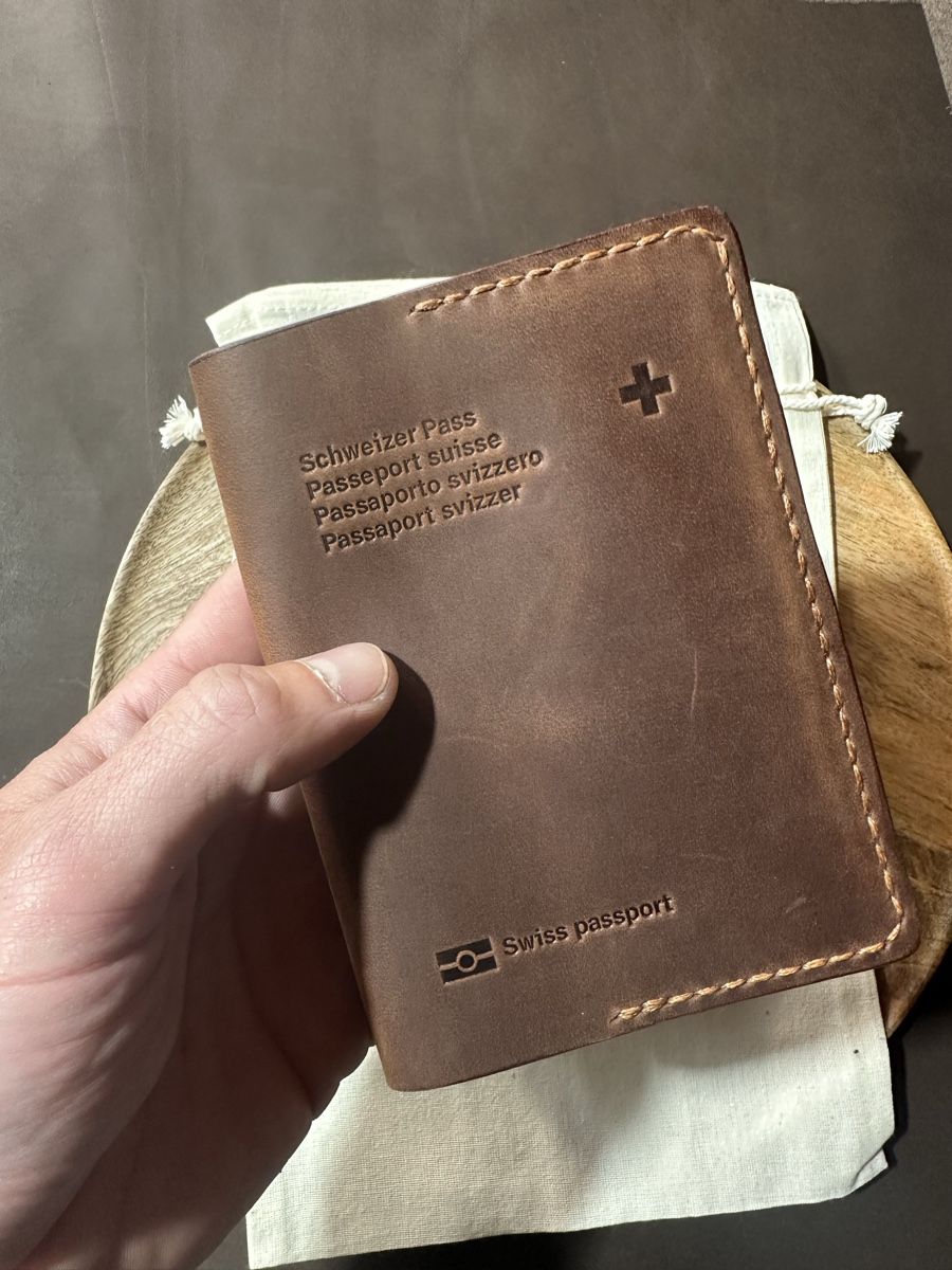 Cover & Protezioni schermo: Handgefertigte Passhülle aus echtem Leder – Nuovo e nell'imballaggio originale da Mettmenstetten venduto da vad_57p2 3