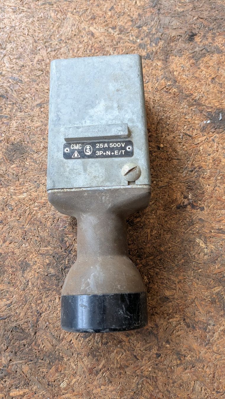 Fiches d'alim.: Stecker CMC 25A 500V – D'occasion à Wilen (Gottshaus) par mahi87