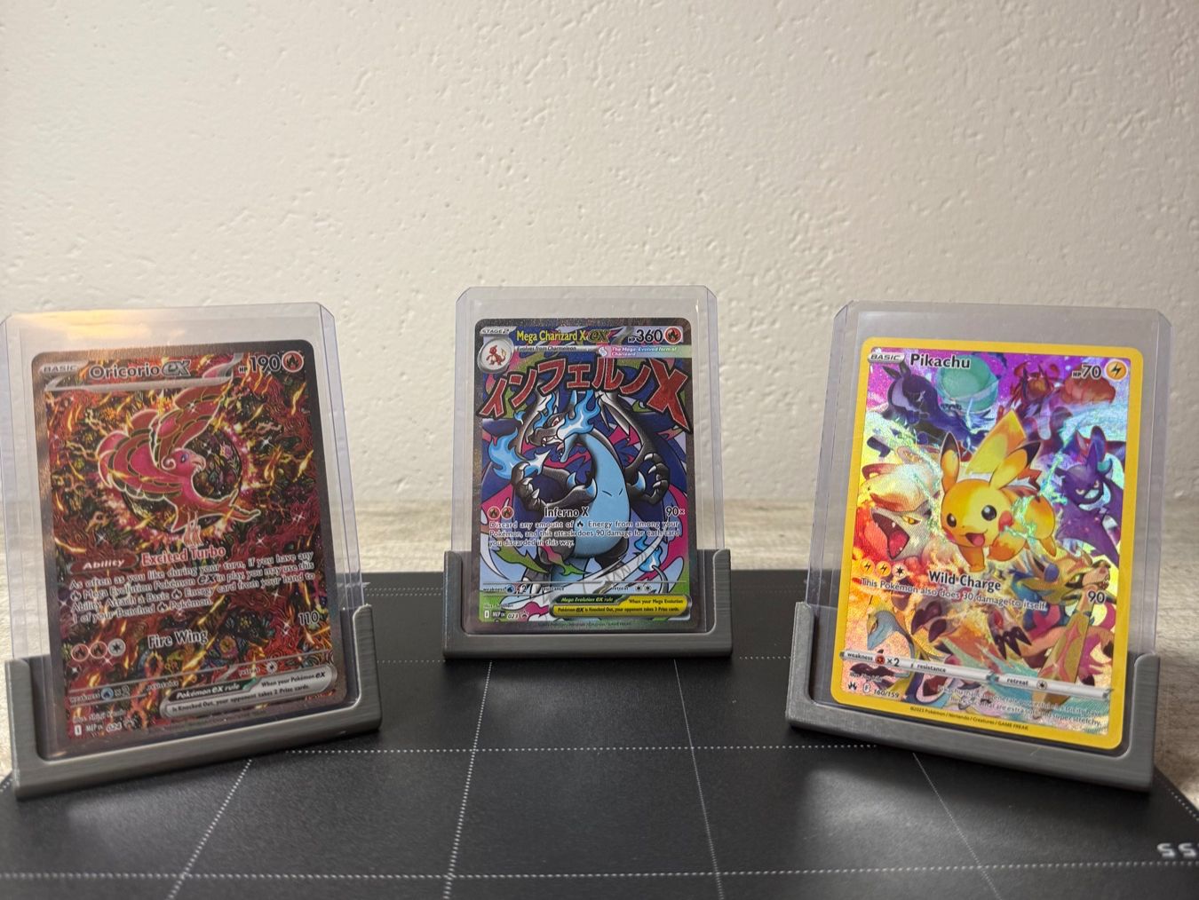 Carte collezionabili: Pokémon Toploader Kartenständer – Einzelstück – Nuovo e nell'imballaggio originale da Gandria venduto da PokeBrothersCH