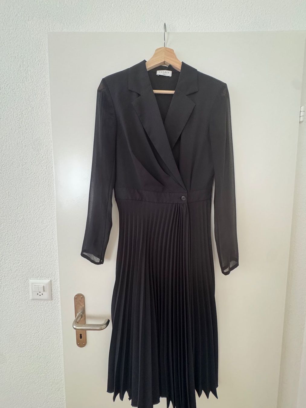 Sandro Vestiti: Robe noire Sandro plissée chic et élégante taille 36 S – Usato da Adliswil venduto da sskb
