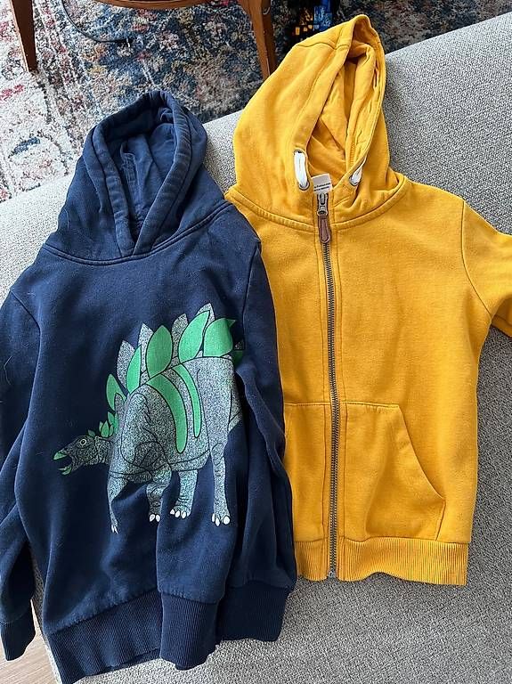 Kleiderpakete & -sets: T-Shirts, ein Badeanzug und Pullover – Gebraucht aus Zofingen von vLo_ur 1