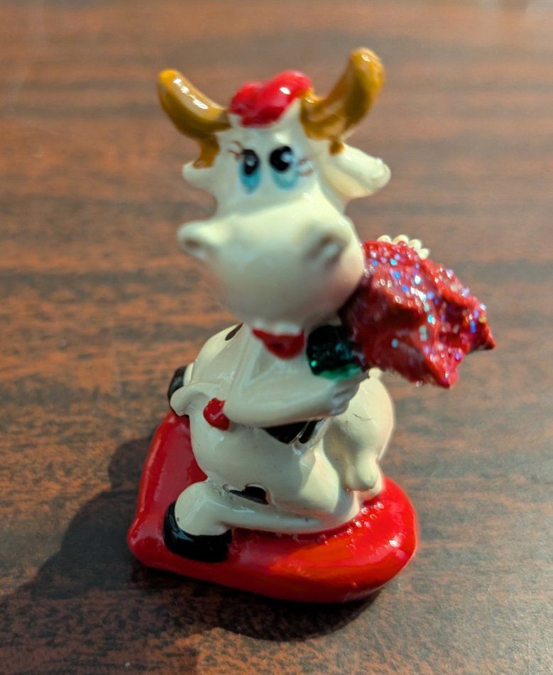 Tutte le decorazioni: Figurines vaches décoratives lot de 4 pièces – Usato da Cernier venduto da Poussetofiol 3