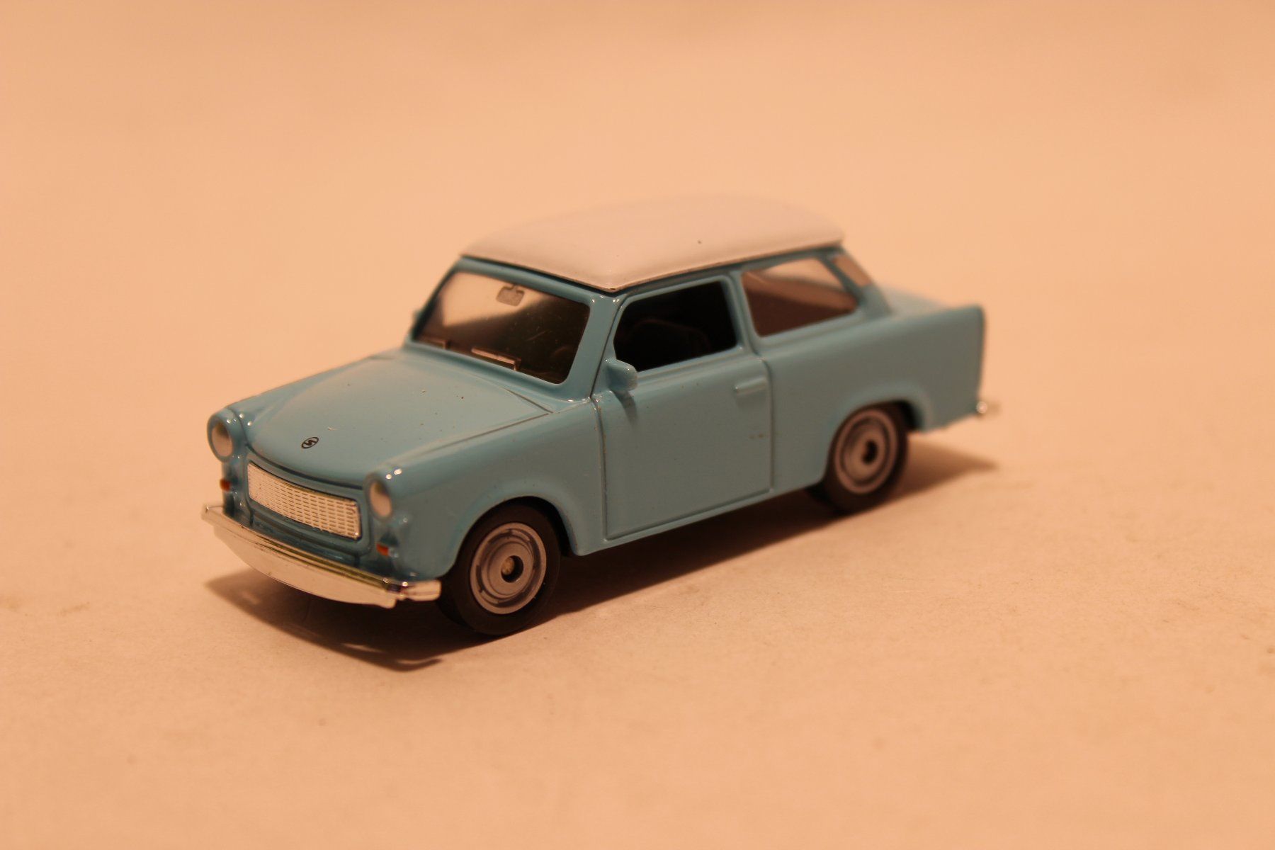 Modellini d'auto: Trabant 601, hellblau mit weissem Dach – Nuovo e nell'imballaggio originale da Fehraltorf venduto da haefens 1