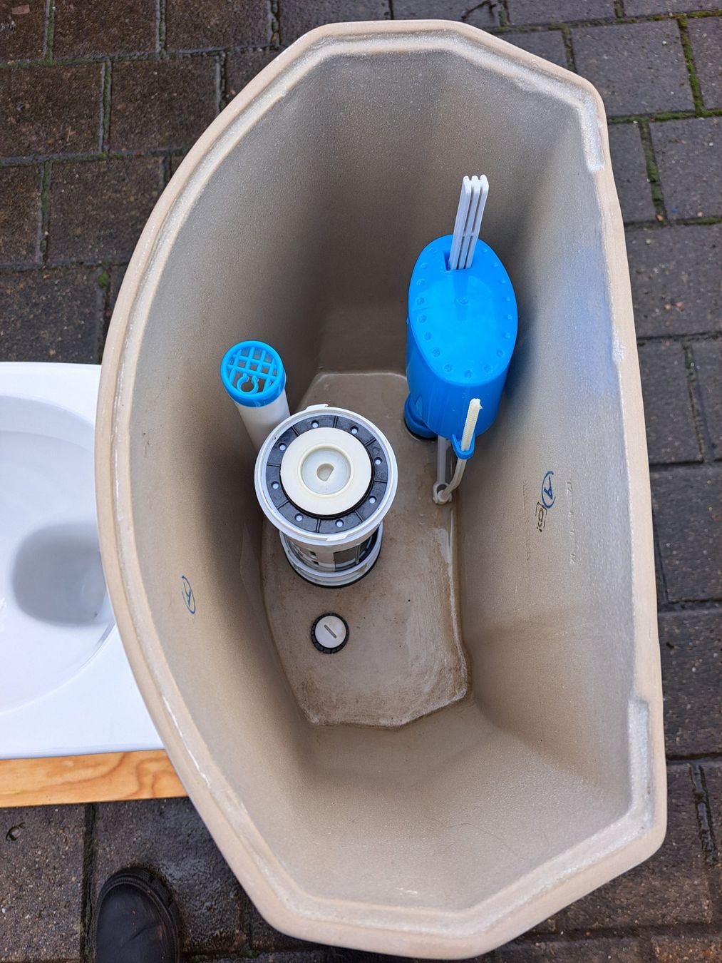 WC: Stand WC mit Spülkasten, Keramik – Gebraucht aus Rafz von MuriFinn 4