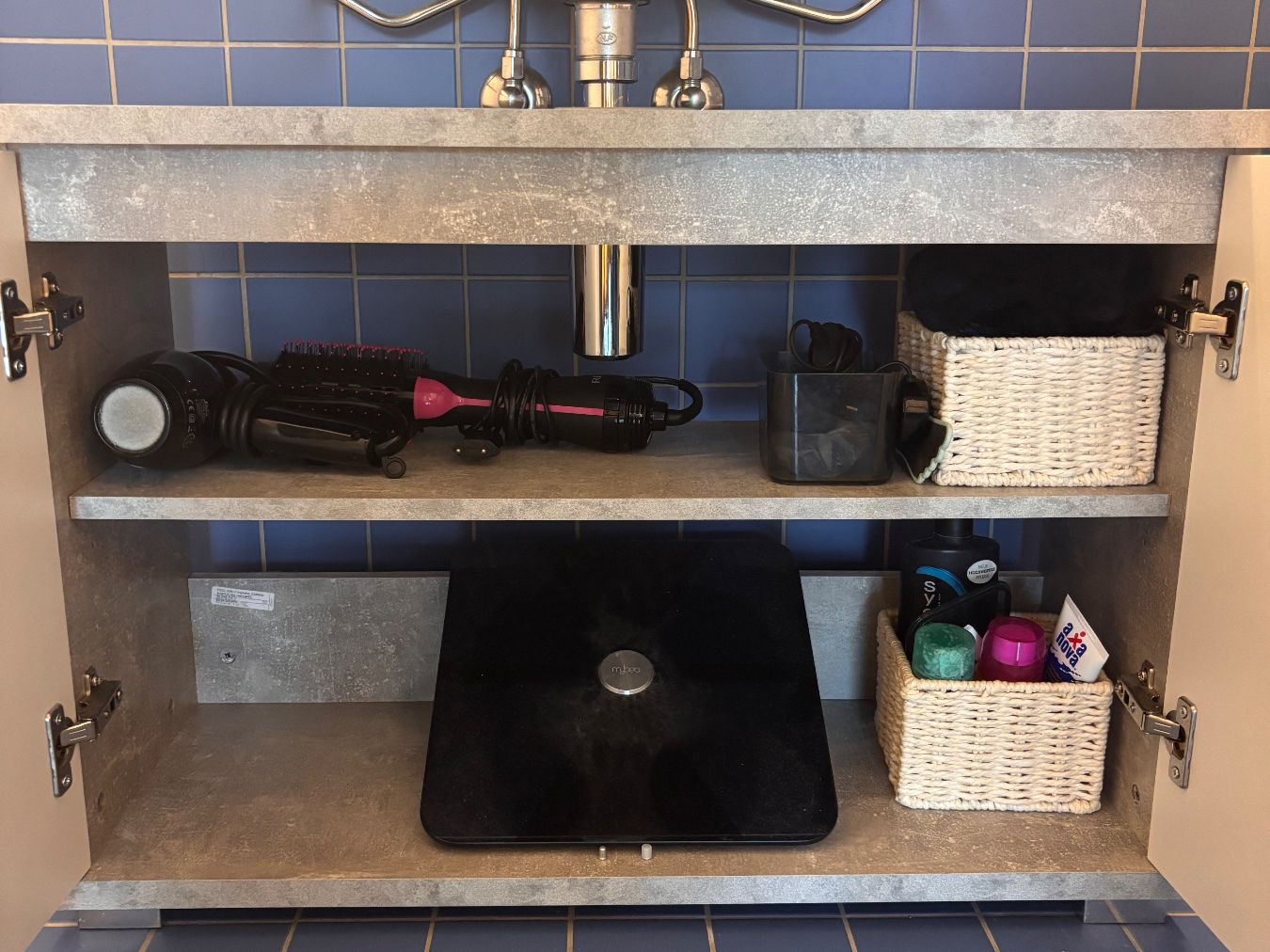 Mobili per bagno: Waschbeckenunterschrank in Stein-Optik – Usato da Winterthur venduto da NinaL02 2