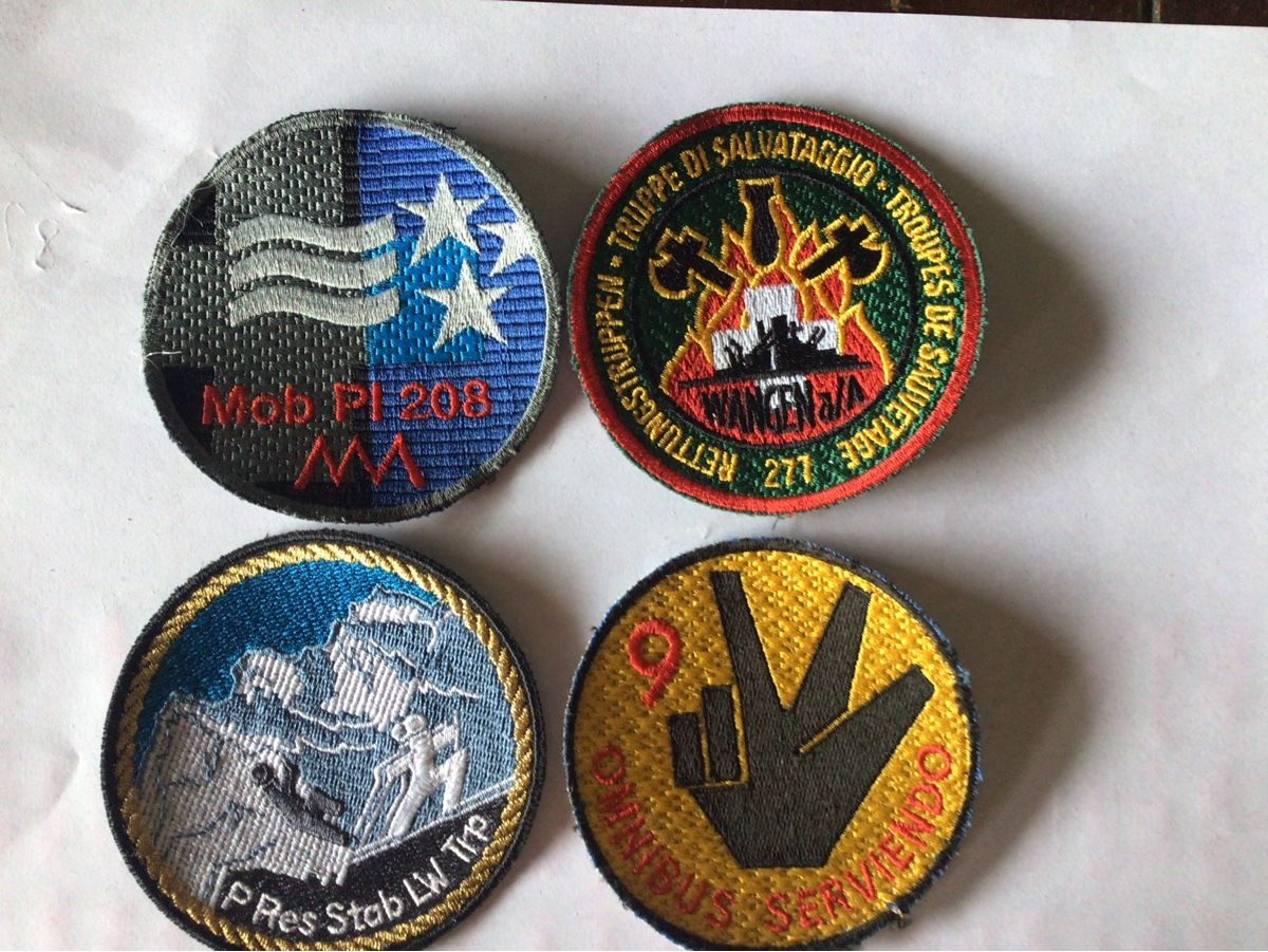 Schweizer Armee Placchette & Badge: Badges a 95 – Usato da Crête-à-l'oeil venduto da Mga2