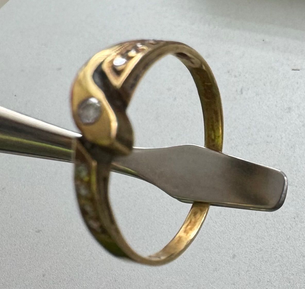 Ringe: 18 Karat 750 Gold Ring mit 9 Diamanten – Gebraucht aus Basel von Kanako 1