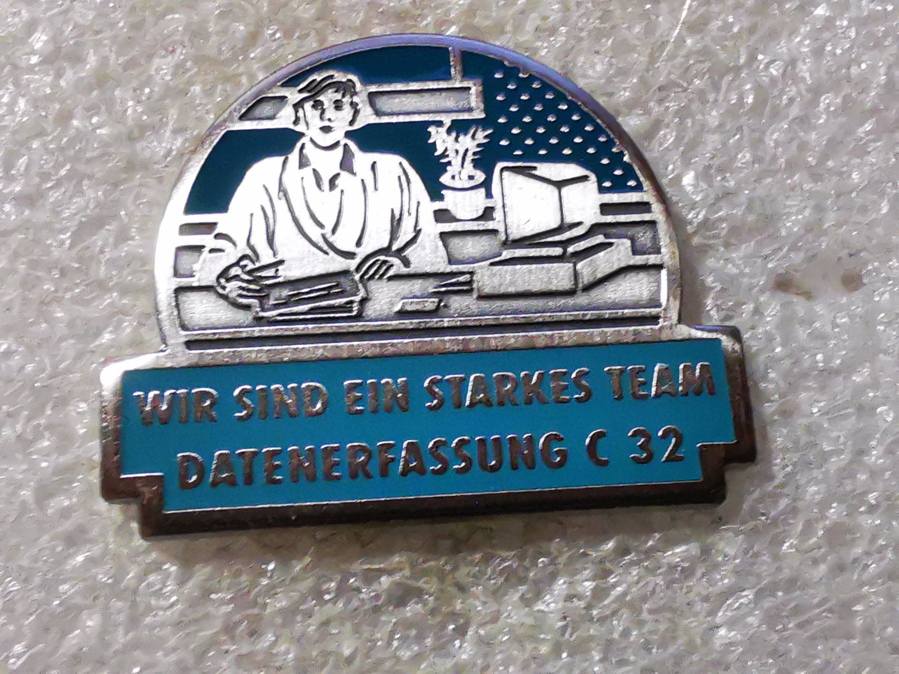 Placchette & Badge: Ansteckpin 129: Datenerfassung C 32 - Starkes Team – Usato da Oppligen venduto da Pin-Fall-Shop