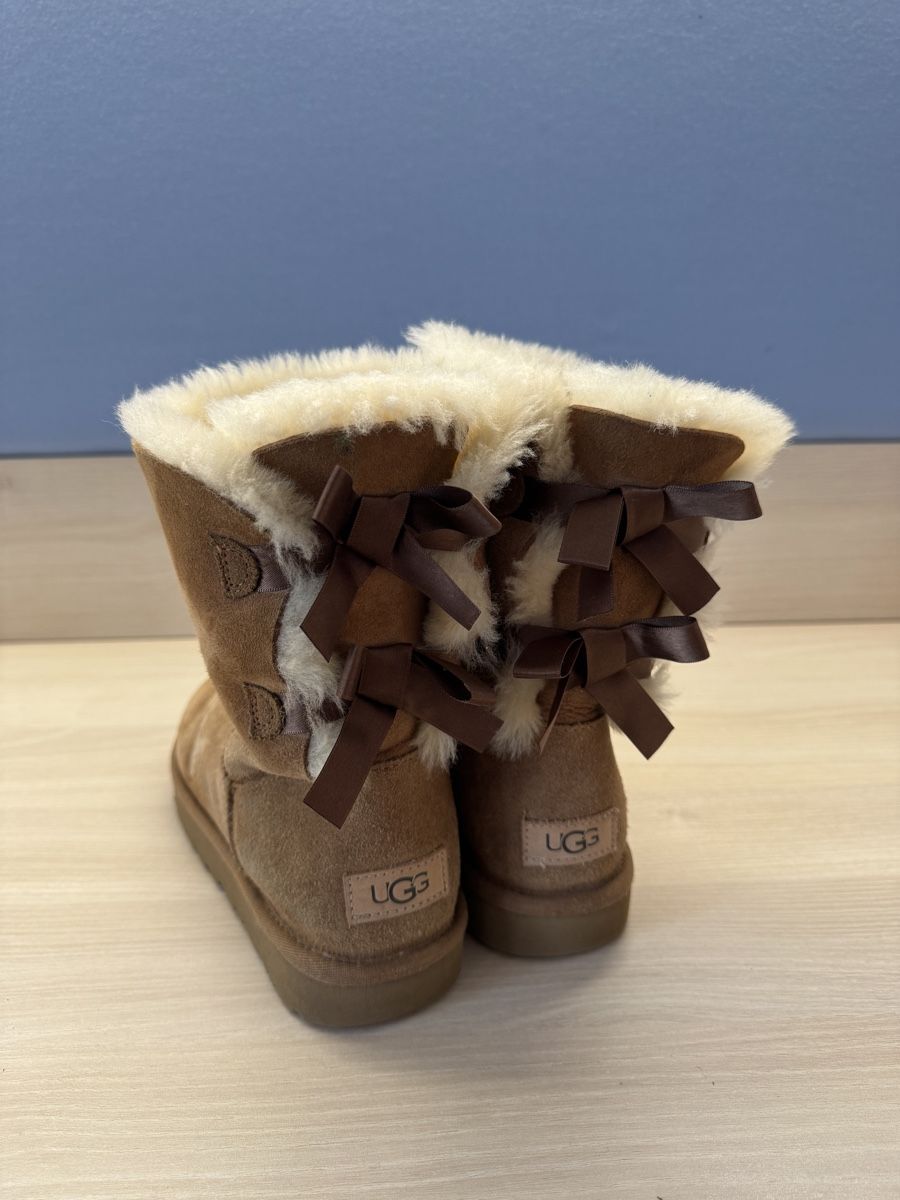 Ugg Scarpe da donna: Brown UGG Boots with Bows - Cozy Winter Essentials! – Usato da Clarens venduto da Ian_calvin 1