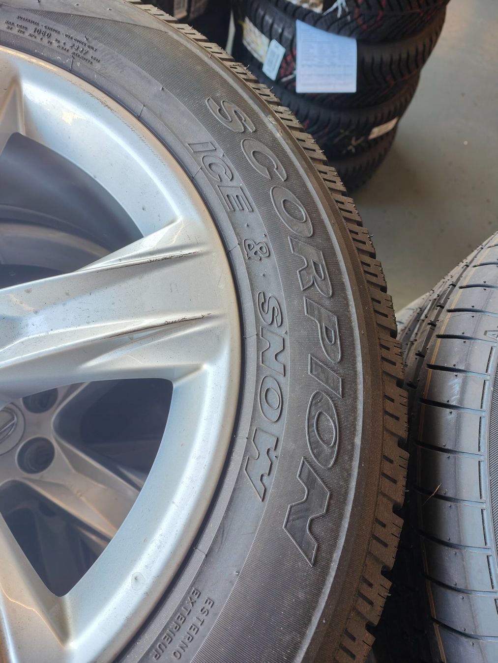 Lexus Pneumatici & Ruote complete: Lexus RX450H Winterräder – Usato da Oberengstringen venduto da Reifen-Lagerverkauf 1