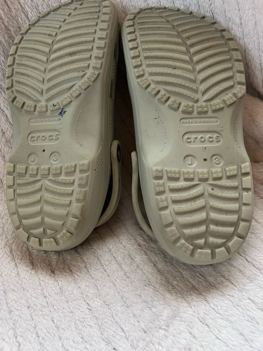 Crocs Chaussures filles: Crocs J3 34 35  – D'occasion à Grindelwald par shuanita 5