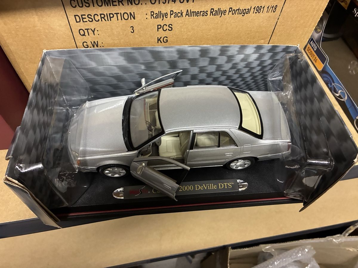 Maisto Modellini d'auto: Maisto Cadillac 2000 DeVille DTS 1:18 Neu – Usato da Wattenwil venduto da Jasa79 3