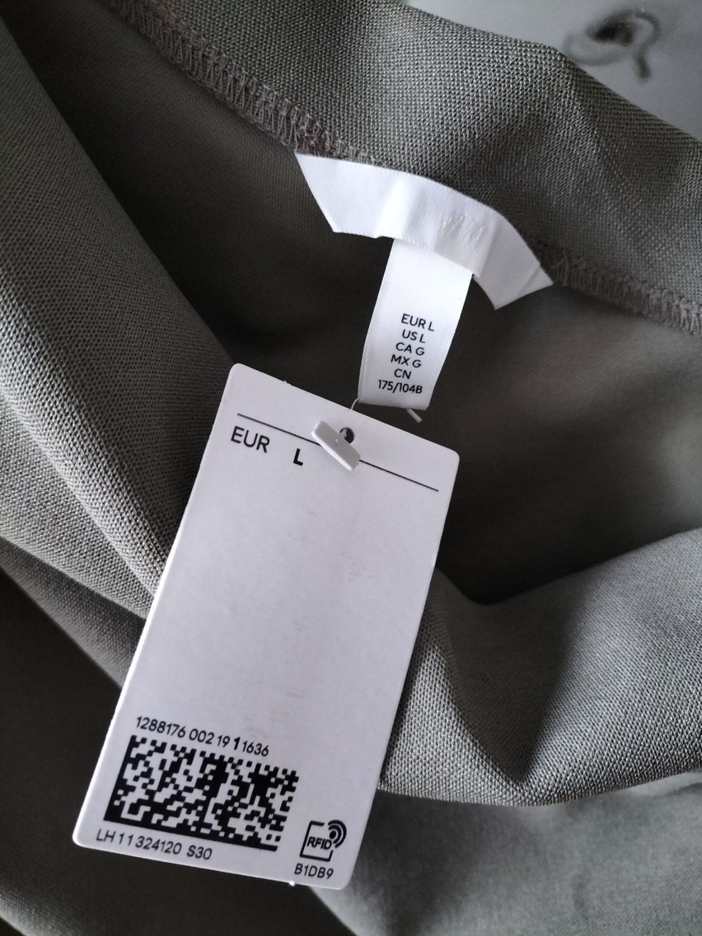 H&M Top: Top asymétrique vert kaki H&M L avec étiquette – Nuovo (secondo la descrizione) da Clarens venduto da fashionfou 3