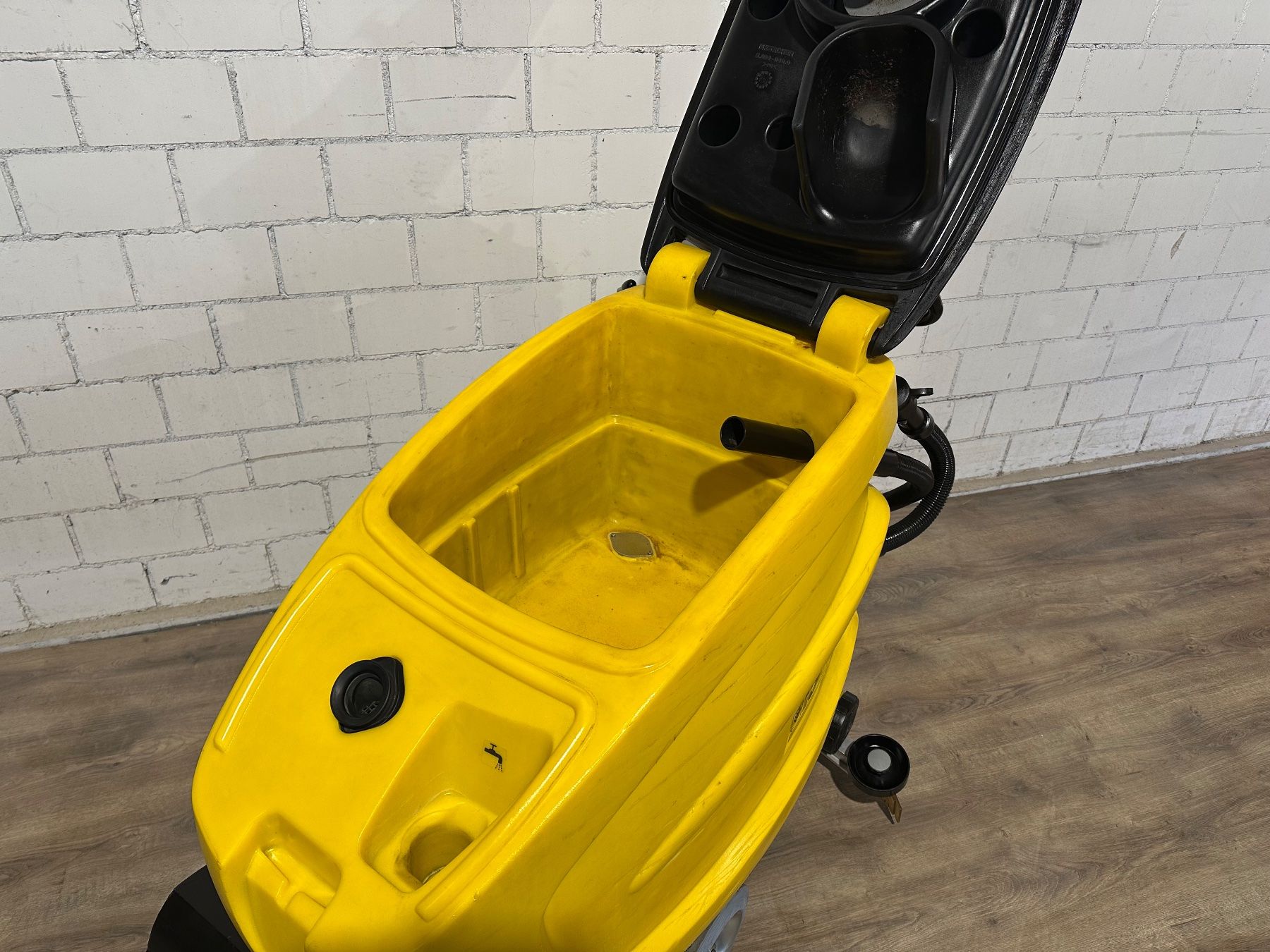 Kärcher Tutte le macchine: Kärcher BR 55/60W Walzenkopf – Usato da Bettwiesen venduto da chili1 3