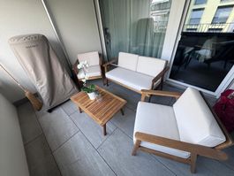 Elegante Gartenlounge mit Tisch