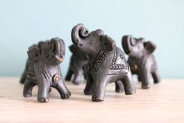 5 kleine Vintage ELEFANTEN in handbemalter Holzschatulle