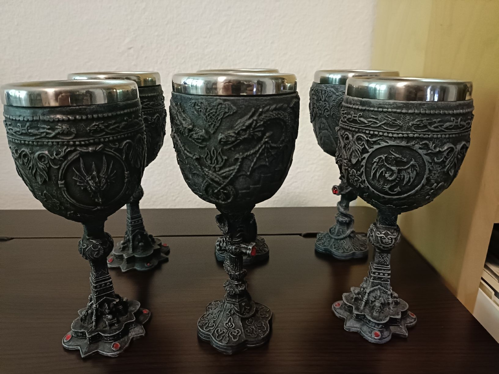 Tutte le decorazioni: 6er Set Mittelalterliche Kelche Drachen-Design – Usato da Schinznach Bad venduto da knucker