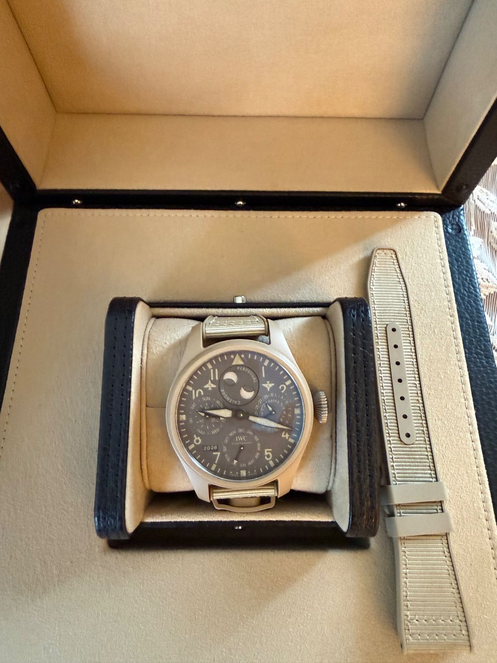 IWC Montres: IWC Big Pilot Perpetual Calendar Mojave Desert – Neuf (Voir description) à Schlieren par Limmat17 1
