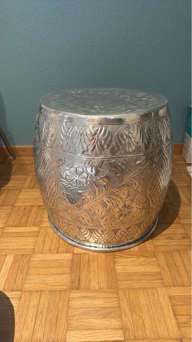 Maisons du monde Sgabelli: Metallhocker / Beistelltisch Silberfarbe – Usato da Zürich venduto da Miiiich__elle