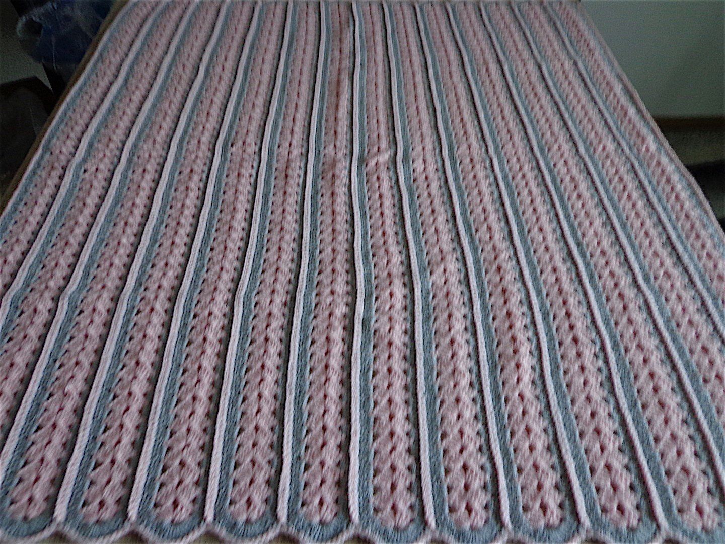 Decken: BABYDECKE GRAU-ROSA GEHÄKELT – Neu (gemäss Beschreibung) aus Kreuzlingen von Ylay