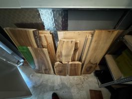 Holzplatten mit Kunstharz gegossen
