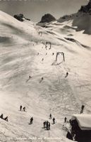 Jochpass (OW) Skifahrer auf der Piste mit Skilift